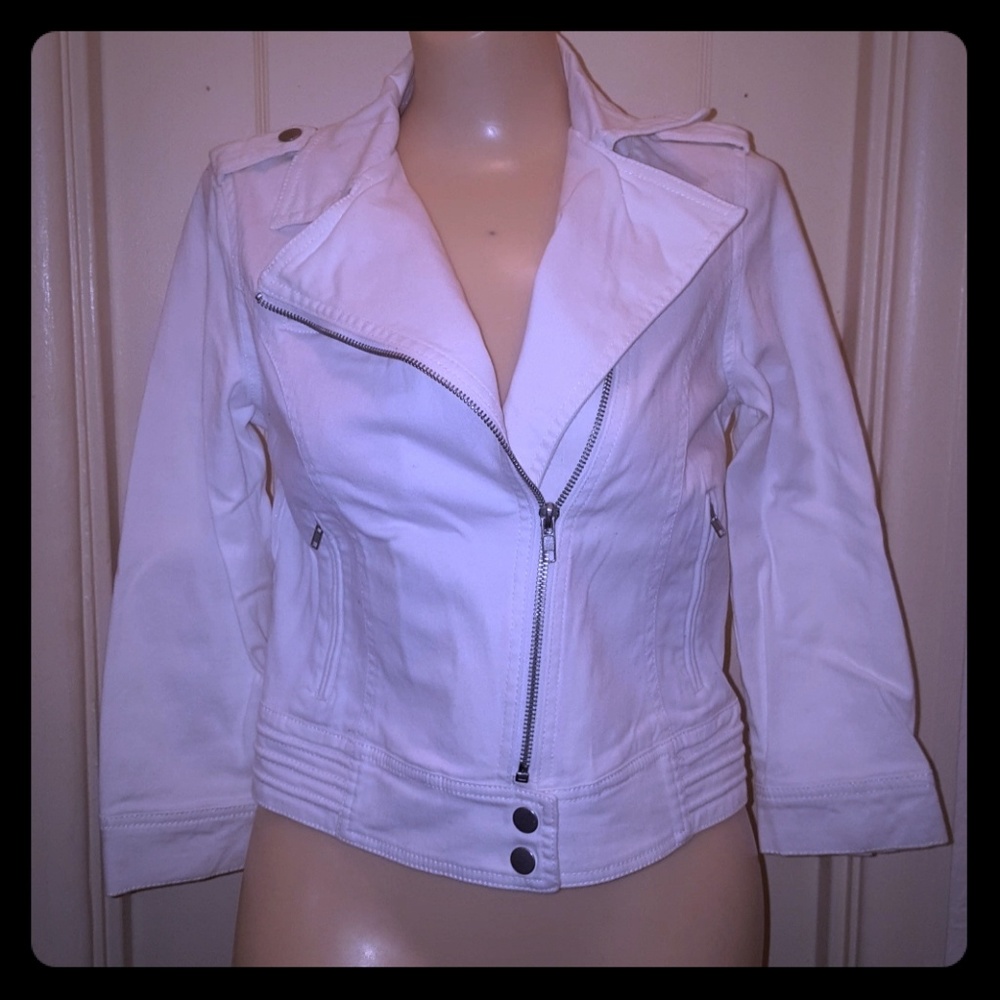 White denim slightly cropped jacket